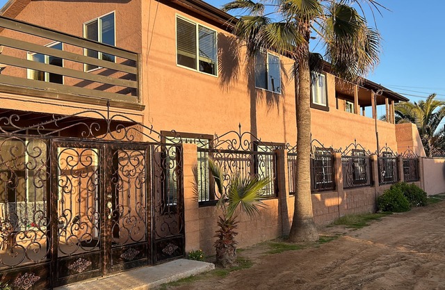 Cerca de la playa La Casa Wynne, buen tiempo. Excelente ubicación para las carreras de Baja