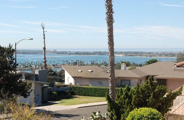Propiedad completa de 3 habitaciones para huéspedes, cerca de Pacific Beach, en el centro