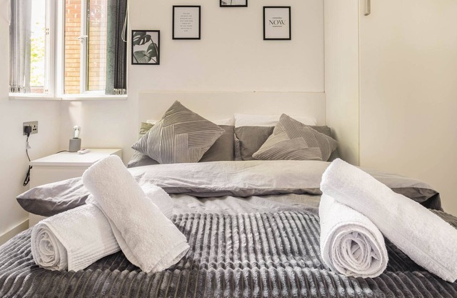 Entire Apartment, Fast Wifi, Free Parking, Free Prime Video & Netflix