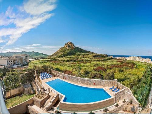 Entire Apartment I Pool Access I Walk to Beach