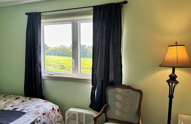 Entire Farmhouse - 1.5 Hrs from Toronto