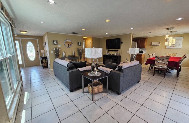 ENTIRE HOUSE 3/2 GREAT FOR FAMILY