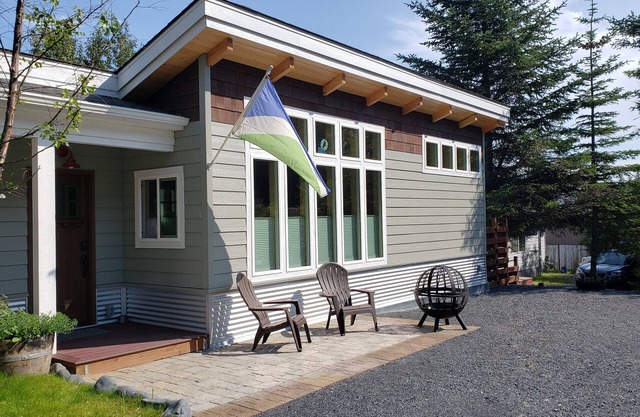 Entire House Tiny Home: close to cruise ship terminal and downtown Seward