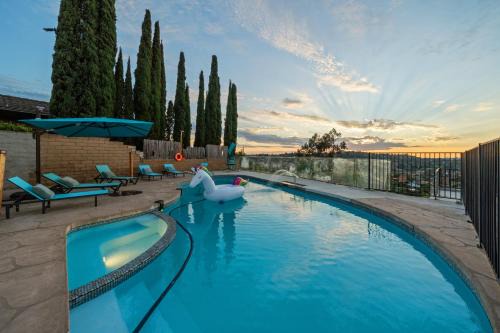 Entire Private 4BR 2Bth, Pool, View, 4 Parking, King Bed, Big Yard