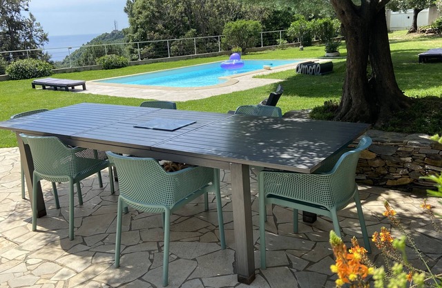 TODA LA VILLA CON PISCINA Y VISTA AL MAR GRAN JARDIN!