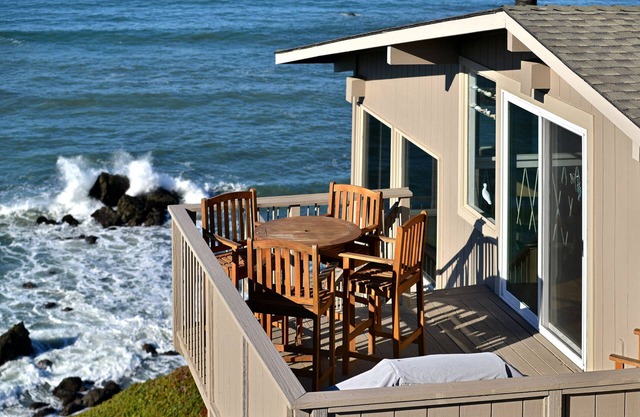 Absolute Oceanfront on Bluff w / Crashing Surf