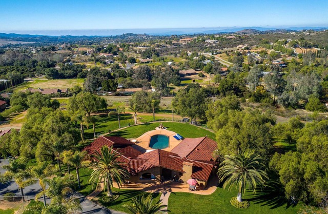 ¡NUEVO! ¡Villa ecléctica con establos de caballos de Adobe y piscina!