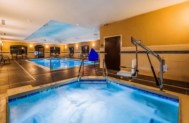 Suite King Equipada Cerca del Centro | Desayuno diario gratuito + piscina cubierta