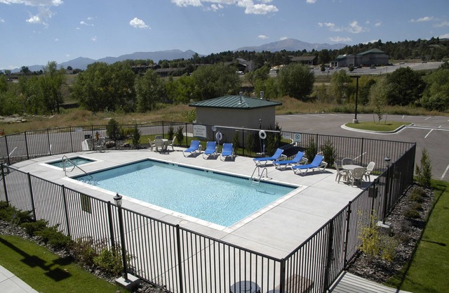 Suite equipada con desayuno GRATUITO, piscina al aire libre + acceso al gimnasio