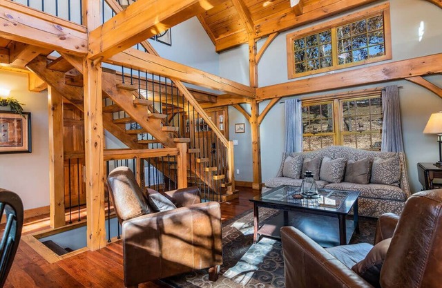Persimmon Hollow - Custom Post y Beam Beauty en 40 Acres Game Room Jacuzzi