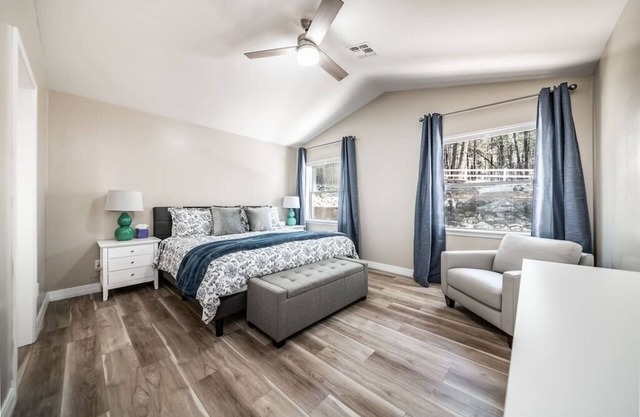 Escape to the forest at our Alpine Family Retreat( Small pet-friendly )