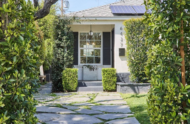 Escape to The Oasis. Cozy LA bungalow Sleeps 6 with a private pool & garden