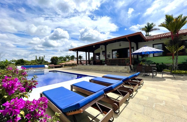 Espectacular chalet via armenia-Mnegro /piscina privada/ WIFI