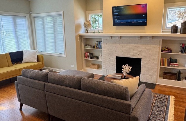 Evanston 2-bedroom Cottage Charmer