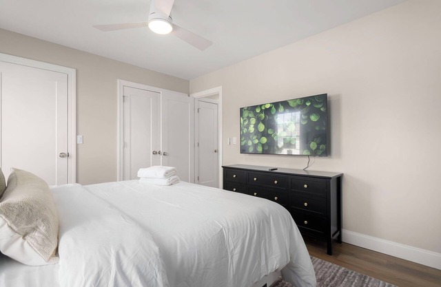 EVERYTHING NEW 5 Bedroom >> 1.5 Miles from ND – Perfect for Groups & Game Days!