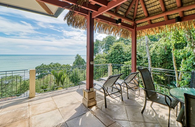 Condominio de árboles excepcionalmente amigable con vista al mar y balcón ventoso.