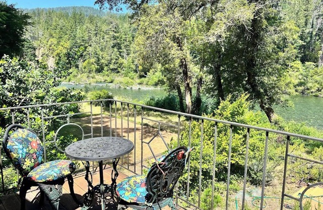 Studio apartment with beautiful, spectacular river view.