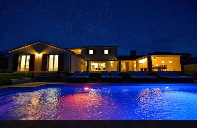 Exclusiva villa, muy bien amueblado con terrazas y piscina.