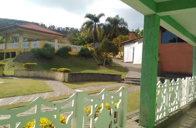 Sitio exclusivo con lago, piscina, salón de fiestas y barbacoa.