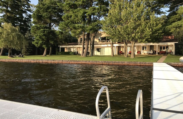 Ejecutivo 4600 sq. Ft. Lakefront Estate en el lago Mitchell en Cadillac, Michigan