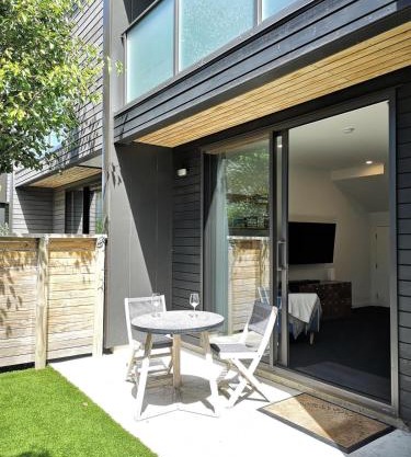 Executive Townhouse in Island Bay with Free Parking