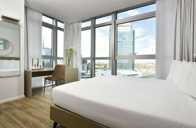 Executive two-room apartment with city view - Torre Galfa Milan | ONE Experience