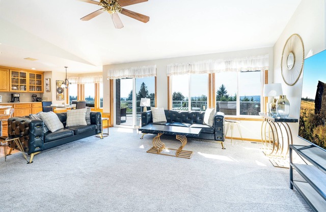 EXECUTIVE VILLA: SCENIC VIEWS FROM DECK!
