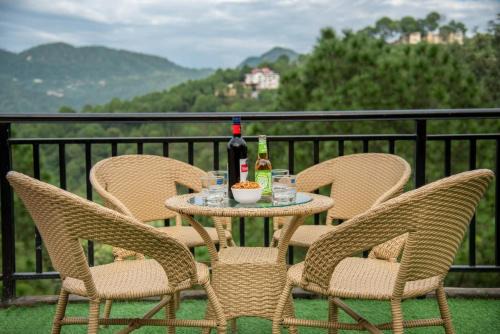 Exotic Stays I Mountain Mist Inn l Family Groups I Helpfull Staff I Open Air Lawn & Rooftop I Pet friendly & Serviced Apts I Kasauli