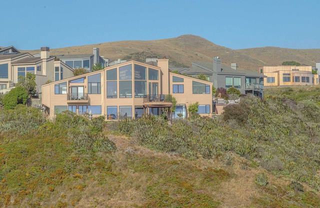 Expansive Ocean-View Retreat w/ Home Theatre & Spa
