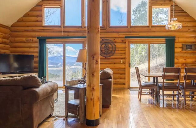 ¡Experimenta Colorado! Hermosa cabaña de madera rodeada de pinos y álamos
