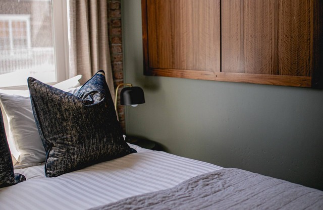 Experience historic Jacksonville! This 1 BR Queen Guest Room offers boutique charm in the heart of wine country. Walk to the Britt Festival, Nespresso machine included. Ideal for a downtown escape for two.