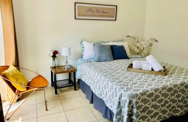 This room is a 1 bedroom(s), 1 bathrooms, located in Tampa, FL.