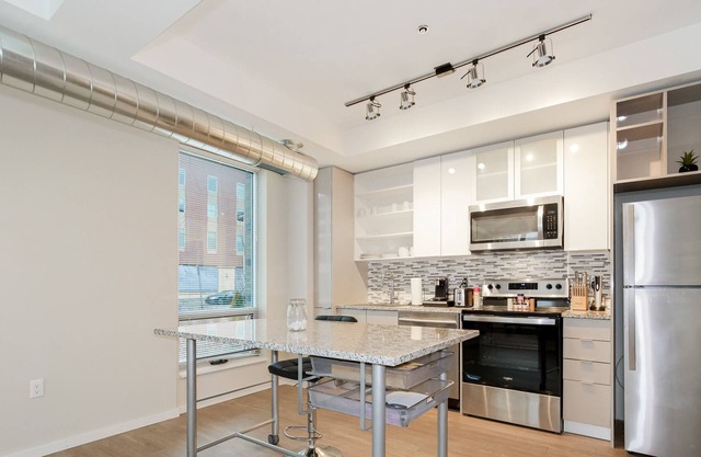 Experience Unmatched Comfort w/ an Upscale Stay Featuring Beautiful Rooftop 107