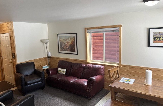 Cabina de 3 dormitorios en la ciudad, chimenea y terraza, a pie de tiendas, cerca de Yellowstone