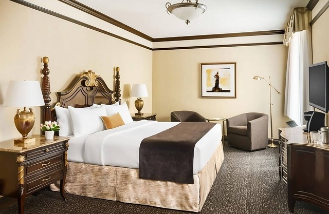 Explore the American Museum of Natural History! 4 Upscale Units, w/Onsite Dining