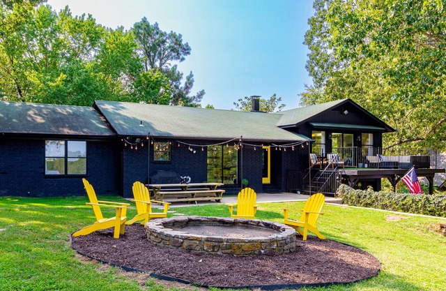 Explore the Yellow Door * Beaver Lake View Home