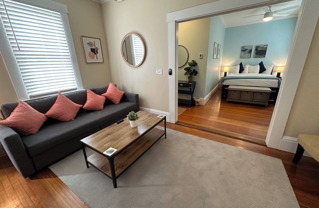 Exposed Brick 1 Bed/ 1 Bath/ Pullout Sofa/ Dog Friendly Large Suite (Sleeps 4) Downtown Newport