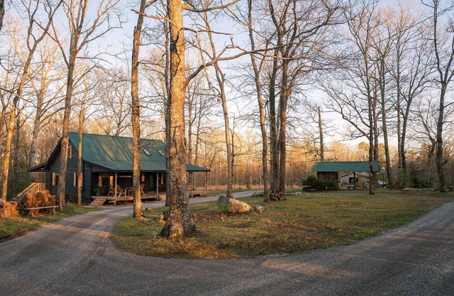 NEW - Private Farmhouse - 12-acre Retreat - Hot Tub - Lookout MTN - McLemore - Cloudland Canyon