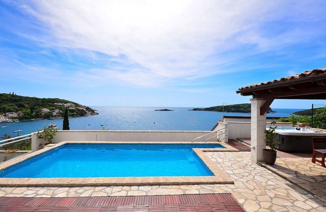 Extraordinaria villa de 4 **** junto al mar, con vistas al mar, piscina y jacuzzi para 8