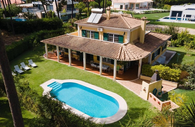 Villa Aroeira Golf para familias con piscina, jardín, aire acondicionado y Wi-Fi