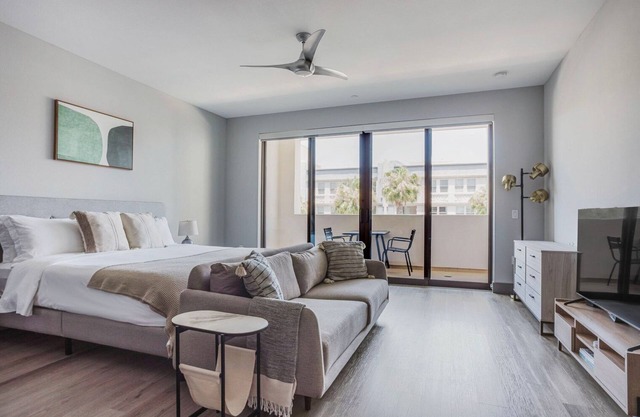 Fab Mid-Wilshire Studio w/ Gym & Roof Lounge, nr Dining, by Blueground