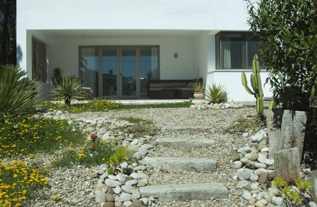 Fabuloso y contemporáneo jardín en el parque natural con vista el mar