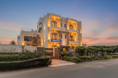 FabHotel Phoenix Hospitality Near DLF Cyber Hub & Metro, Gurugram