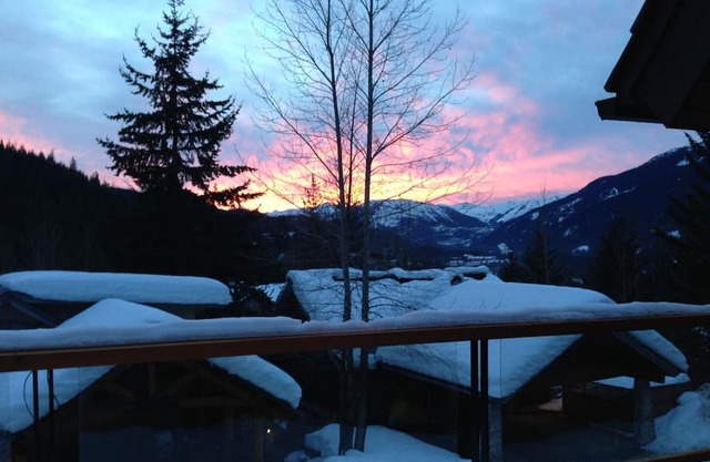 Fabuloso apartamento de 5 dormitorios con vista al lomo en Creekside, Whistler.