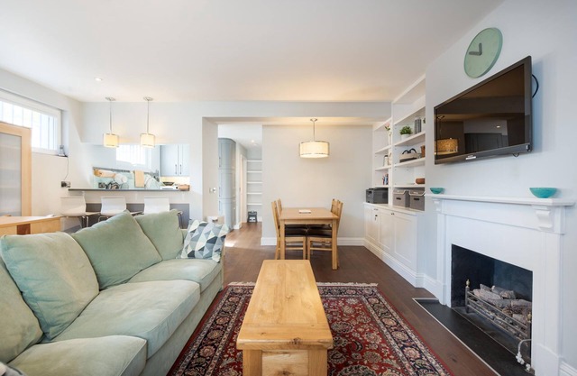 Attractive apartment with private patio in fashionable Fulham by UnderTheDoormat