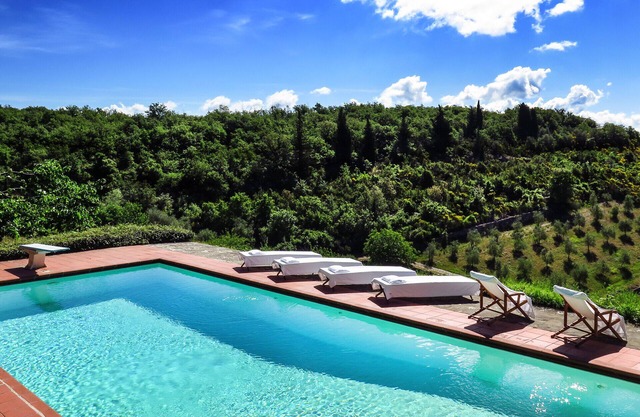 FABULOSO 6BD - 6BA VILLA CON IMPRESIONANTE PISCINA Y VISTAS EN LA MEJOR UBICACIÓN DE CHIANTI!
