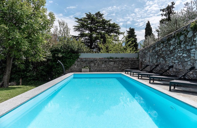 Fabulosa villa con piscina privada situada en un hermoso jardín con vistas al lago