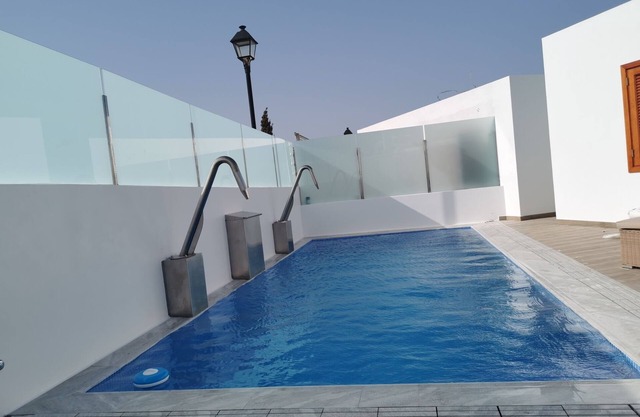 Fabulosa villa cocina americana, terrazas, piscina, solárium y jacuzzi privado