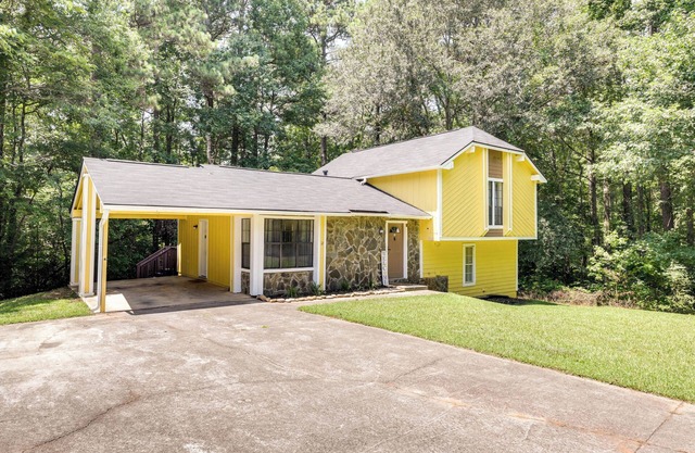 Fairburn Home w/ 2 Decks, Grill & Outdoor Dining!