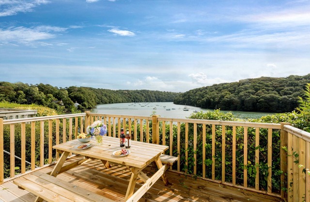 Casa de campo tradicional de 2 dormitorios que admite mascotas en Cornwall con increíbles vistas al río